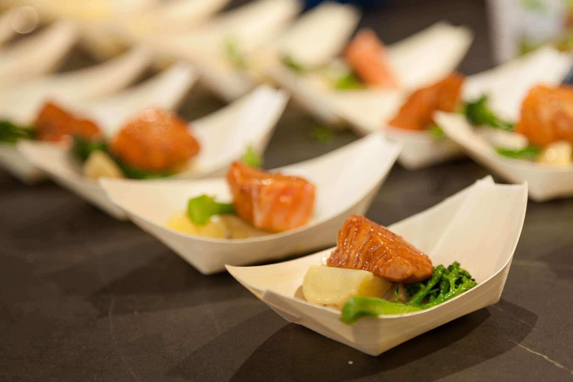 Gebratener Lachs auf Wasabi-Kartoffelsalat und wildem Broccoli - alma ...