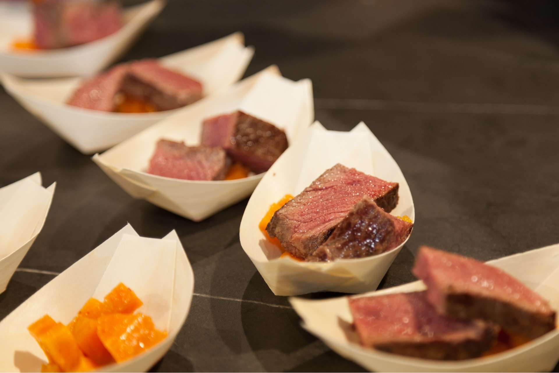 Rinderfilet mit Süßkartoffelpüree und Lakritz Jus - ALMA Küchen